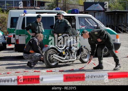 Azione di polizia a un insieme di Bandidos moto club, la città eseguire 2010 attraverso il centro di Essen Foto Stock