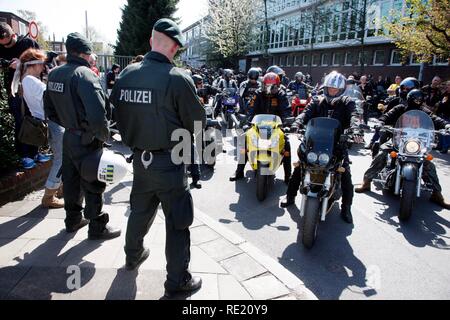 Azione di polizia a un insieme di Bandidos moto club, la città eseguire 2010 attraverso il centro di Essen Foto Stock