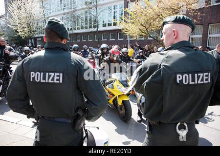 Azione di polizia a un insieme di Bandidos moto club, la città eseguire 2010 attraverso il centro di Essen Foto Stock