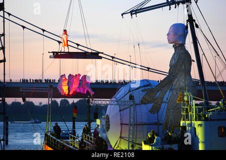 Global Rheingold, spettacolo teatrale del teatro spagnolo gruppo La Fura dels Baus, apertura del festival del teatro in Duisburg Foto Stock