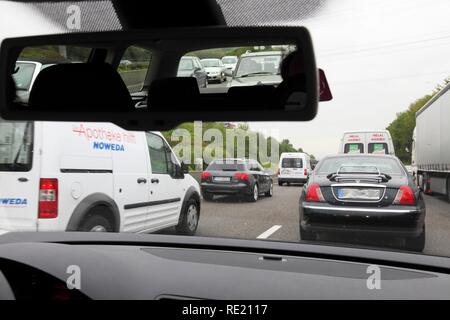 La congestione durante le ore di punta sull'autostrada A40, cosiddetto Ruhrschnellweg, Bochum, Ruhrgebiet regione Renania settentrionale-Vestfalia Foto Stock