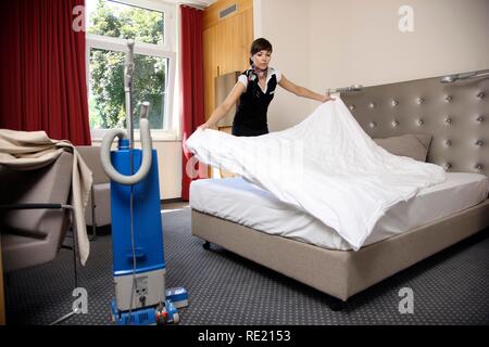Hotel Management partecipante lavora in un hotel, servizio in camera, Essen, Renania settentrionale-Vestfalia Foto Stock
