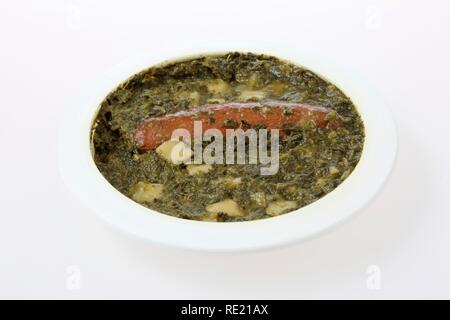 Pasto in un contenitore in plastica, precotti, porzionati per una persona, kale con salsiccia Foto Stock