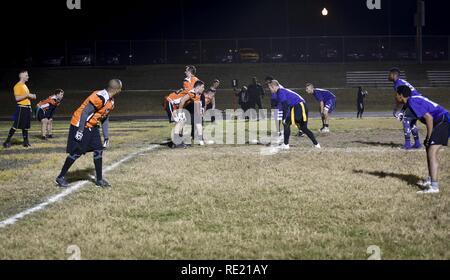 Il 7° Squadrone di intelligence del reato e la difesa Media attività piazza difesa off nella divisione due flag Football Championship Game, 17 novembre 2016 a Fort George G. Meade, Md. il settimo è battere il DMA 16-6 in gioco uno per forzare un gioco due. Hanno vinto il gioco due da parte di un cliente di 20-14. Foto Stock