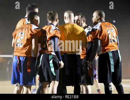 Il 7° Squadrone di Intelligence reato huddles durante la divisione due flag Football partita di campionato contro la difesa attività multimediali, 17 novembre 2016 a Fort George G. Meade, Md. il settimo è battere il DMA 16-6 in gioco uno per forzare un gioco due. Hanno vinto il gioco due da parte di un cliente di 20-14. Foto Stock