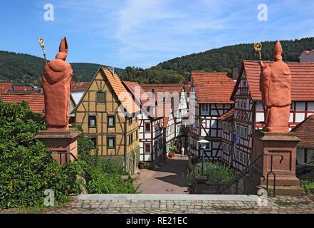 Il vescovo statue sui gradini della chiesa di St Martin's Church, Bad Orb, Main-Kinzig distretto, Hesse Foto Stock