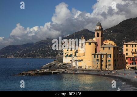 Camogli in provincia di Genova, sul Golfo Paradiso nella Riviera di Levante, il lungomare e la chiesa di Santa Maria Assunta Foto Stock