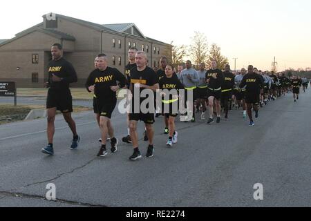 Il comando Sgt. Il Mag. James K. Sims (estrema sinistra), il senior arruolato consigliere di U.S. Army Materiel Command, il comando Sgt. Il Mag. Michael Perry, senior arruolato consigliere di 101st Airborne Division (Air Assault) Supporto brigata, 101st Abn. Div., e il comando Sgt. Il Mag. Gabriel Espinosa, il distacco posteriore comando provvisorio sergente maggiore per la 101st Abn. Div., piombo un sottufficiale run, nov. 17, 2016 a Fort Campbell, Ky. Il run incluso il supporto i soldati e i capi di Stato e di governo di tutta l'installazione. Foto Stock