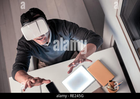 Nizza uomo bello essere nella realtà virtuale Foto Stock