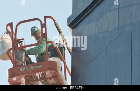 Giuseppe Scarfone, un restauro foreman con camino International Corporation, opere di preservare il nuovo Cape Henry Lighthouse in Virginia Beach, Virginia, nov. 16, 2016. Scarfone è un muratore dal commercio, ma gode di lavorare sui fari. Foto Stock