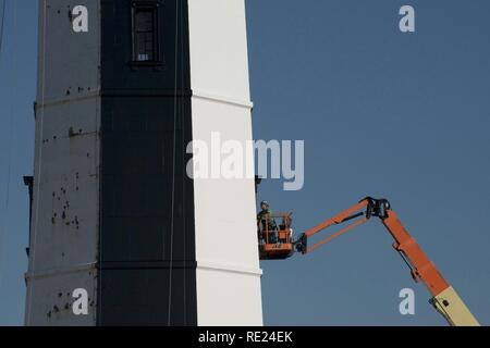 Giuseppe Scarfone, un restauro foreman con camino International Corporation, opere di preservare il nuovo Cape Henry Lighthouse nov. 16, 2016. Scarfone si gode della vista della baia di Chesapeake ingresso mentre lavora. Foto Stock