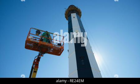Giuseppe Scarfone, un restauro foreman con camino International Corporation, opere di preservare il nuovo Cape Henry Lighthouse in Virginia Beach, Virginia, nov. 18, 2016. Scarfone si gode della vista della baia di Chesapeake ingresso mentre lavora. Foto Stock