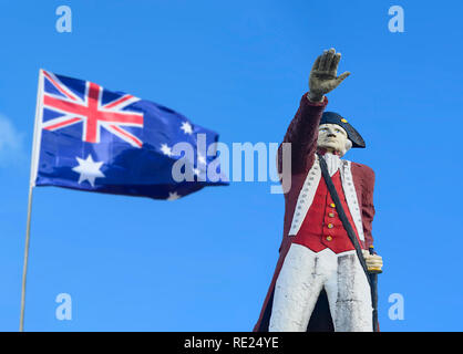 Il Grande Capitano Cook con statua di fronte alla bandiera australiana, Cairns, estremo Nord Queensland, QLD, FNQ, Australia Foto Stock