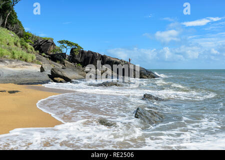 Fisherman rock pesca in Trinity Beach, Cairns Northern Beaches, estremo Nord Queensland, QLD, FNQ, Australia Foto Stock