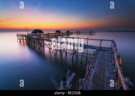 Il molo di bambù, Indonesia Foto Stock