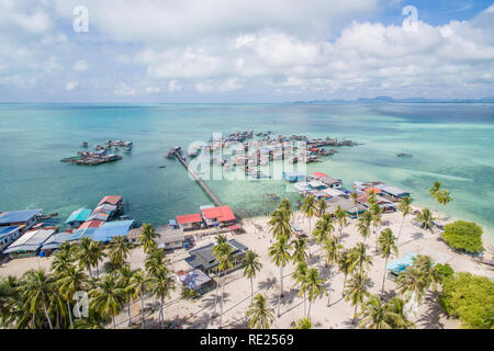 Bella vista aerea borneo zingari del mare del villaggio di acqua in Omadal Isola, Semporna Sabah, Malesia. Foto Stock