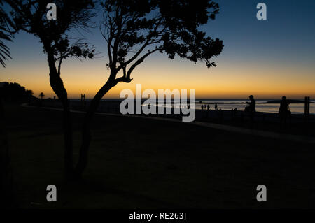 Bellissimo tramonto Africano su boulevard di Camps Bay Beach. Foto Stock