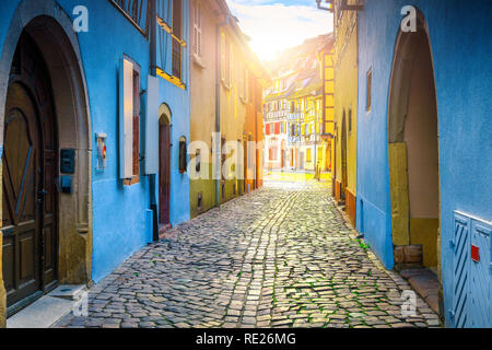 Avvolgimento di belle strette strade lastricate con i suoi edifici colorati e porte di legno, Colmar, Francia, Europa Foto Stock