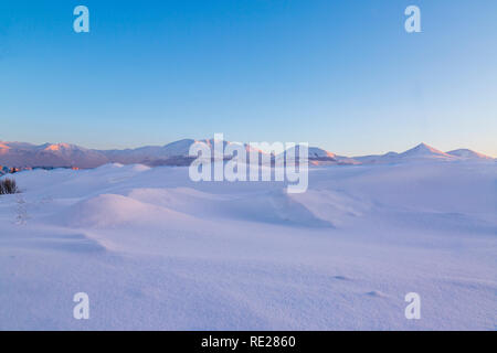 Dune di neve con palandoken montagne sullo sfondo a Erzurum, Turchia Foto Stock