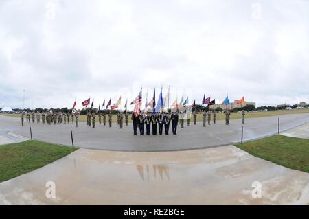 Sedici i veterani della Seconda guerra mondiale dal San Antonio comunità sono stati onorati in una celebrazione dei veterani di cerimonia di premiazione che si terrà a MacArthur Campo, Novembre 9. Lt. Gen Jeffrey S. Buchanan, Commander, Esercito Nord (Quinto esercito) presentati i veterani con il onorato servizio distintivo e un esercito a nord di monete commemorative. L'onorato servizio distintivo è stato premiato negli Stati Uniti il servizio militare i membri che sono stati scaricati sotto l onorevole condizioni durante la Seconda Guerra Mondiale. Tre persone sono state riconosciute e ricevuto il Distinguished Quartermaster placca, per i loro servizi di assistenza e supporto fino a Fort Sam Houston service Foto Stock