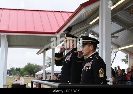 Sedici i veterani della Seconda guerra mondiale dal San Antonio comunità sono stati onorati in una celebrazione dei veterani di cerimonia di premiazione che si terrà a MacArthur Campo, Novembre 9. Lt. Gen Jeffrey S. Buchanan, Commander, Esercito Nord (Quinto esercito) presentati i veterani con il onorato servizio distintivo e un esercito a nord di monete commemorative. L'onorato servizio distintivo è stato premiato negli Stati Uniti il servizio militare i membri che sono stati scaricati sotto l onorevole condizioni durante la Seconda Guerra Mondiale. Tre persone sono state riconosciute e ricevuto il Distinguished Quartermaster placca, per i loro servizi di assistenza e supporto fino a Fort Sam Houston service Foto Stock