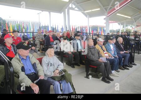 Sedici i veterani della Seconda guerra mondiale dal San Antonio comunità sono stati onorati in una celebrazione dei veterani di cerimonia di premiazione che si terrà a MacArthur Campo, Novembre 9. Lt. Gen Jeffrey S. Buchanan, Commander, Esercito Nord (Quinto esercito) presentati i veterani con il onorato servizio distintivo e un esercito a nord di monete commemorative. L'onorato servizio distintivo è stato premiato negli Stati Uniti il servizio militare i membri che sono stati scaricati sotto l onorevole condizioni durante la Seconda Guerra Mondiale. Tre persone sono state riconosciute e ricevuto il Distinguished Quartermaster placca, per i loro servizi di assistenza e supporto fino a Fort Sam Houston service Foto Stock