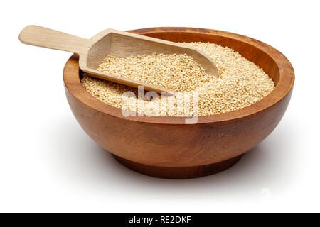 Chicchi di amaranto nella ciotola di legno con cucchiaino isolati su sfondo bianco Foto Stock