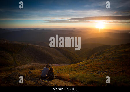 Visualizzare passato Mansfield al tramonto dalla cima del Monte Buller in Victoria, Australia Foto Stock