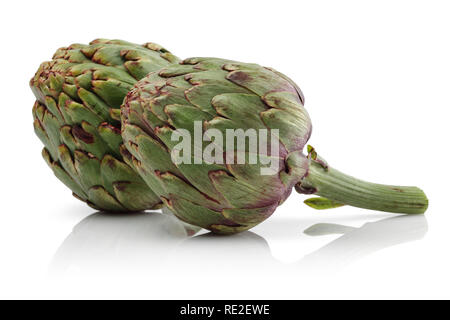 Carciofi freschi isolati su sfondo bianco Foto Stock