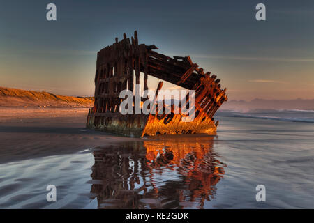 Il Peter Iredale naufragio situato sulla costa dell'Oregon in Fort Stevens parco dello stato. Foto Stock