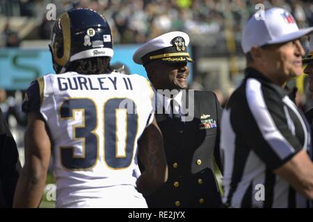 NEW YORK (nov. 13, 2016) - Cmdr. Auntowhan M. Andrews, Operations Officer a bordo di assalto anfibio nave USS Iwo Jima (LHD 7), incontra Los Angeles Rams giocatori dopo il coin toss a Metlife Stadium. Iwo Jima è che partecipano nella settimana dei veterani di New York City 2016 per onorare il servizio di tutta la nostra nazione di veterani. La nave ha fatto recentemente ritorno da l' assistenza umanitaria in missione ad Haiti dopo il passaggio dell uragano Matthew Foto Stock