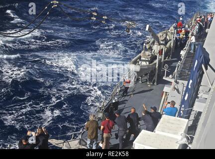 Oceano Pacifico (nov. 10, 2016). Tiger partecipanti crociera a bordo del guidato-missile destroyer USS Decatur (DDG 73) guarda un rifornimento in mare con la flotta di rifornimento USNS oliatore Guadalupe (T-AO 200). Decatur, lungo con visite-missile cacciatorpediniere USS Momsen (DDG 92) e USS Spruance (DDG 111) sono distribuiti a supporto della sicurezza marittima e della stabilità nel Indo-Asia-Pacifico come parte di un U.S. 3a flotta del Pacifico della superficie del gruppo di azione (PAC SAG) sotto il comandante, Destroyer Squadron 31 (CD 31) Foto Stock