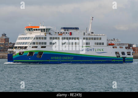 Il veicolo Wightlink traghetto MV Victoria di Wight nel Solent su un incrocio di Fishbourne, IOW il 15 gennaio 2019. Foto Stock