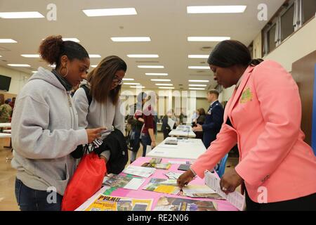 ZAHS gli studenti ricevono informazioni sui vari storicamente black colleges e università di Andrea re, di volontariato e scuola per infermiere ZAMS, durante la fiera universitaria nov. 10 A ZAHS. Foto Stock