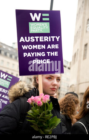 Londra, Regno Unito. Il 19 gennaio 2019. Londra donna marzo, parte di un tutto il mondo protesta contro la violenza contro le donne e gli effetti delle politiche di austerità. Una giovane donna tiene un mazzo di fiori e una targhetta da la parità delle donne parte dicendo "austerità. Le donne stanno pagando il prezzo'. Credito: Jenny Matthews/Alamy Live News Foto Stock