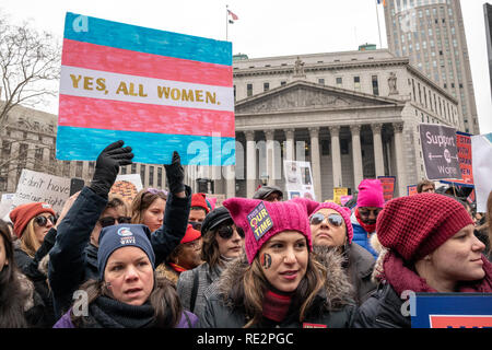New York, USA, 19JAN2019 - portare i manifestanti anti-Trump segni in donne di marzo nella città di New York. Foto di Enrique Shore Credit: Enrique Shore/Alamy Live News Foto Stock