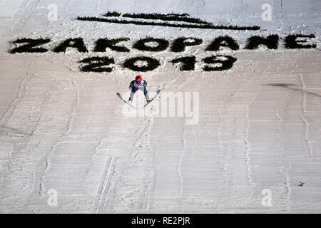 Zakopane , Polonia. 19 gennaio 2019. Un ponticello di sci vola giù durante il Team HS-134 concorso per FIS Ski Jumping World Cup il 19 gennaio 2019, a Zakopane (Polonia). Credito: Diogo Baptista/Alamy Live News Foto Stock