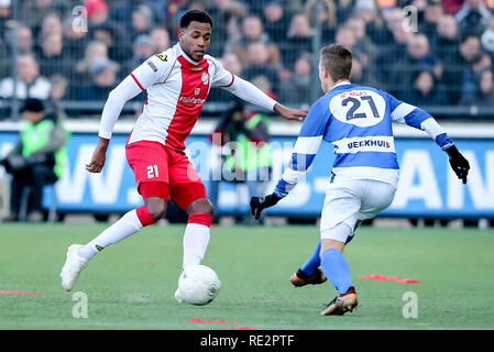 SPAKENBURG, 19-01-2019 ,De Westmaat Tweede Divisie, IJsselmeervogels - Spakenburg ,Stagione 2018 / 2019, lettore IJsselmeervogels Feliciano Zschusschen (l) Spakenburg player Jasper Beekhuis (r) durante il match IJsselmeervogels - Spakenburg Credito: Pro scatti/Alamy Live News Credito: Pro scatti/Alamy Live News Credito: Pro scatti/Alamy Live News Credito: Pro scatti/Alamy Live News Credito: Pro scatti/Alamy Live News Credito: Pro scatti/Alamy Live News Foto Stock