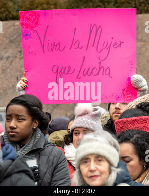 New York, USA, 19JAN2019 - portare i manifestanti anti-Trump segni in donne di marzo nella città di New York. Sign in spagnolo recita: a lungo vivere la donna che combatte. Foto di Enrique Shore Credit: Enrique Shore/Alamy Live News Foto Stock