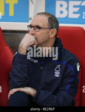 Nottingham, Nottinghamshire, Regno Unito. 19 gennaio, 2018. Martin O'Neill saluta la folla e prende il suo posto nella foresta piroga come egli prende la carica di Nottingham Forest per la prima volta dopo la sua nomina come manager. Credito: Simon Newbury/Alamy Live News Foto Stock