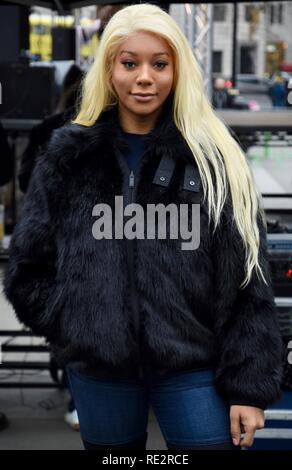 Munroe Bergdorf,modello e attivista LGBT.Le Donne del marzo 2019. Hanno protestato contro la violenza contro le donne e l'impatto delle politiche del governo su austerità.Trafalgar Square,London.UK Credit: Michael melia/Alamy Live News Foto Stock