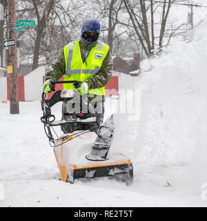 Michigan, Stati Uniti d'America. 19 gen 2019. I giovani che lavorano con il prato no profit Accademia neve chiara per gli anziani, i disabili e i veterani dopo una grande tempesta di neve spostata attraverso il midwest. Il Prato Accademia giovani assunti ad abbellire i quartieri in estate e di cancellare la neve in inverno. Credito: Jim West/Alamy Live News Foto Stock