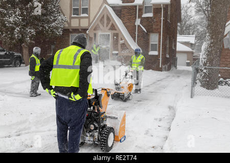 Michigan, Stati Uniti d'America. 19 gen 2019. I giovani che lavorano con il prato no profit Accademia neve chiara per gli anziani, i disabili e i veterani dopo una grande tempesta di neve spostata attraverso il midwest. Il Prato Accademia giovani assunti ad abbellire i quartieri in estate e di cancellare la neve in inverno. Credito: Jim West/Alamy Live News Foto Stock