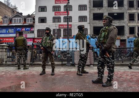 Srinagar, India. 19 gen 2019. Di paramilitari troopers visto la guardia durante l'operazione. Un massiccio Cordon e operazione di ricerca (CAS) mediante le forze di governo ha lanciato nel cuore di Srinagar città, Lal Chowk la ricerca giunge un giorno dopo la granata attacco ha avuto luogo nella località. Credito: SOPA Immagini limitata/Alamy Live News Foto Stock