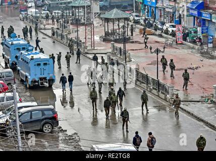 Srinagar, India. 19 gen 2019. Le forze di governo si vede il pattugliamento durante l'operazione. Un massiccio Cordon e operazione di ricerca (CAS) mediante le forze di governo ha lanciato nel cuore di Srinagar città, Lal Chowk la ricerca giunge un giorno dopo la granata attacco ha avuto luogo nella località. Credito: SOPA Immagini limitata/Alamy Live News Foto Stock