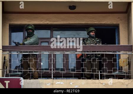 Srinagar, India. 19 gen 2019. Di paramilitari troopers visto prendendo posizione all'interno dell'edificio durante il funzionamento. Un massiccio Cordon e operazione di ricerca (CAS) mediante le forze di governo ha lanciato nel cuore di Srinagar città, Lal Chowk la ricerca giunge un giorno dopo la granata attacco ha avuto luogo nella località. Credito: SOPA Immagini limitata/Alamy Live News Foto Stock