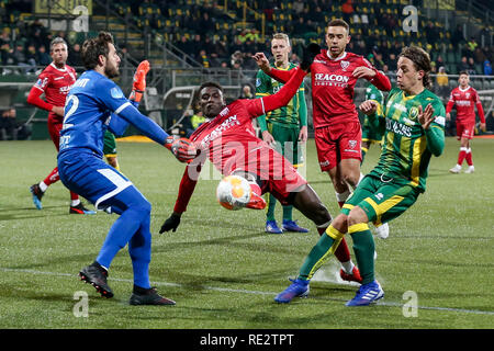 L'AIA - ADO - VVV , Calcetto , Stagione 2018/2019 , Eredivisie , Cars jeans Stadium , 19-01-2019 , VVV Venlo player Johnatan Opoku in sandwich tra ADO Player Giovanni Troupee (r) e ADO Player Robert Zwinkels (l) Foto Stock