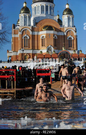 Kiev, Ucraina. 19 gen 2019. La gente si vede sprofondare nell'acqua ghiacciata del fiume Dnieper durante l'Epifania ortodossa accanto a San Pokrov la chiesa. Credito: SOPA Immagini limitata/Alamy Live News Foto Stock