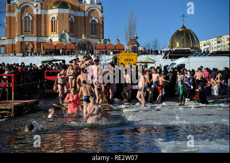 Kiev, Ucraina. 19 gen 2019. La gente si vede sprofondare nell'acqua ghiacciata del fiume Dnieper durante l'Epifania ortodossa accanto a San Pokrov la chiesa. Credito: SOPA Immagini limitata/Alamy Live News Foto Stock