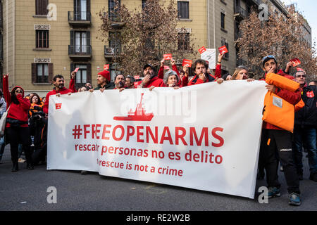 Barcellona, Spagna. 19 gen 2019. I dimostranti sono visti tenendo un un banner durante la protesta. Braccia aperte nave si è tenuto presso il porto di Barcellona a partire dallo scorso gennaio 7th. Varie organizzazioni sociali insieme con i volontari delle ONG dimostrare di fronte alla delegazione del governo di Spagna per la domanda per il rilascio immediato del vaso in modo che essa possa funzionare nel salvataggio di persone al Mediterraneo. Credito: SOPA Immagini limitata/Alamy Live News Foto Stock